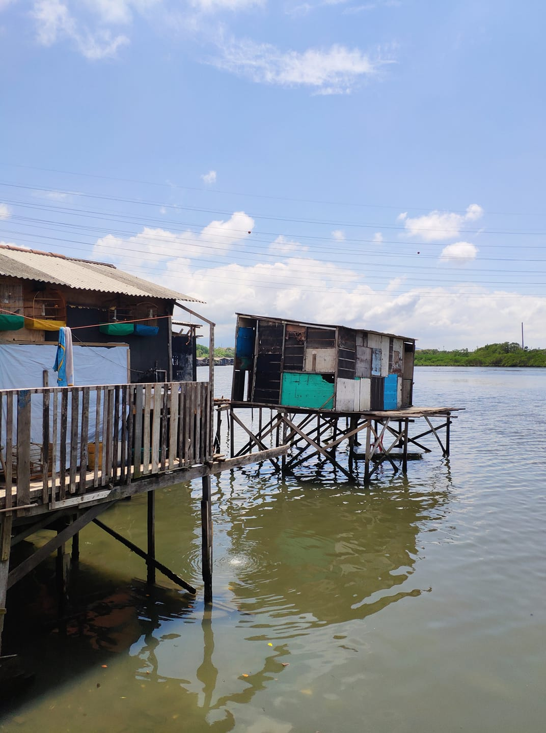 A situação da palafitas da Vila Gilda. Foto publicada na página do Facebook “Vida Sobre Vigas”, em 31 de maio de 2019. Fonte: << https://web.facebook.com/vidassobrevigas/photos/a.271398380006675/607147306431779/?type=3&theater >>. Acesso em maio de 2019.